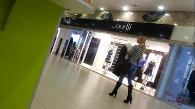 មាន់ត្រជាក់នៅក្នុងផ្សារទំនើប។